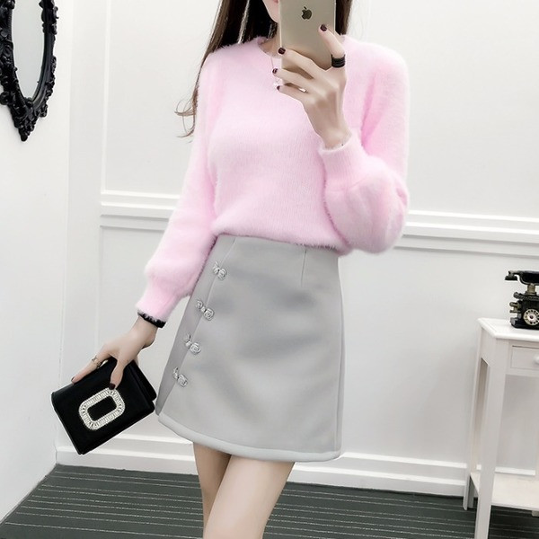 Modern női szett - pulóver és szoknya oldalsó rögzítéssel