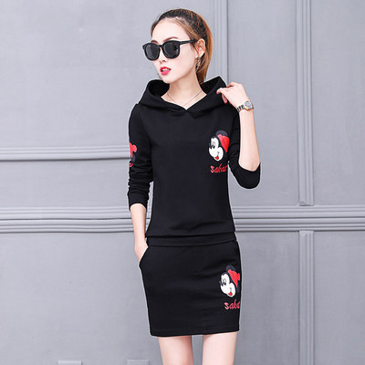 Γυναικείο σετ σε διάφορα χρώματα με εκτύπωση - μπλούζα με κουκούλα και φούστα