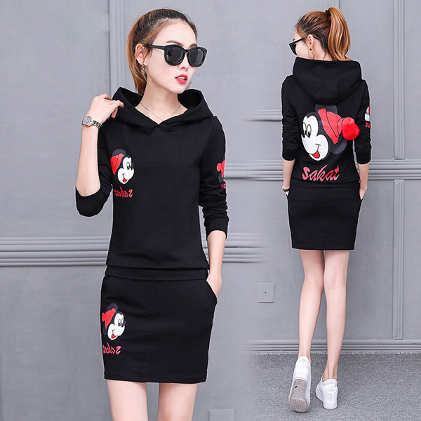 Γυναικείο σετ σε διάφορα χρώματα με εκτύπωση - μπλούζα με κουκούλα και φούστα