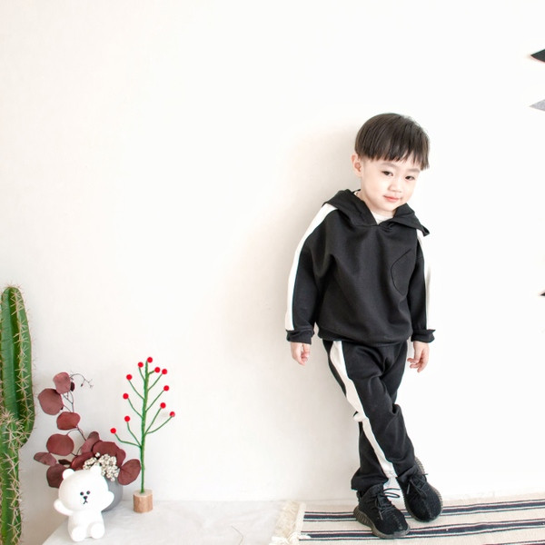 Kétrészes gyerekkészlet fiúknak fekete színben