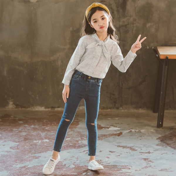 Κομψό παιδικό σετ για κορίτσια πουκάμισο  σε ανοιχτό χρώμα και  τζιν  με σχιζμένα μοτίβα