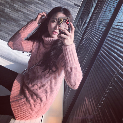 Rózsaszín-fehér női pulóver magas gallérral