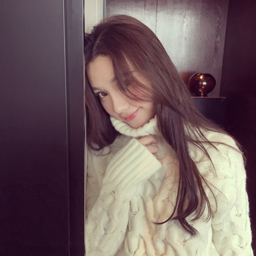 Rózsaszín-fehér női pulóver magas gallérral