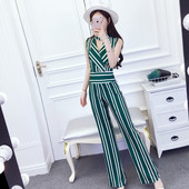 Csíkos, stílusos női overál V-nyakkal