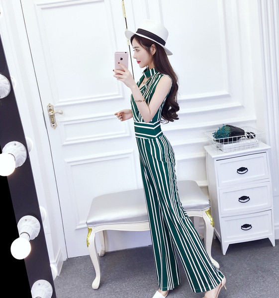 Csíkos, stílusos női overál V-nyakkal