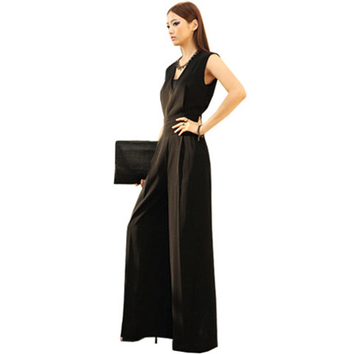 Κομψές μαύρες γυναικείες φόρμες με ντεκολτέ σε σχήμα V