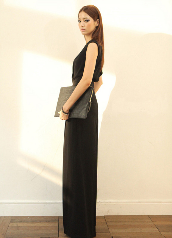 Κομψές μαύρες γυναικείες φόρμες με ντεκολτέ σε σχήμα V