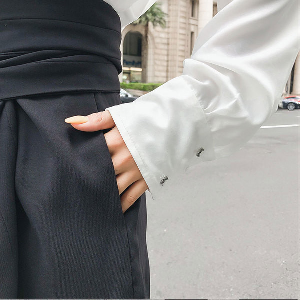 Γυναικείο σετ  - μπλούζα σε σχήμα V και  παντελόνι  με ψηλή μέση και ζώνη