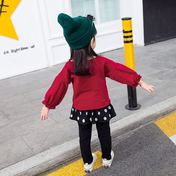 Set pentru copii modern pentru fete din două părți - bluză cu aplicație și jambiere cu fustă