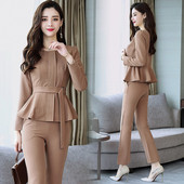 Μοντέρνο γυναικείο σετ - μπουφάν με ζώνη και παντελόνια και τσέπες