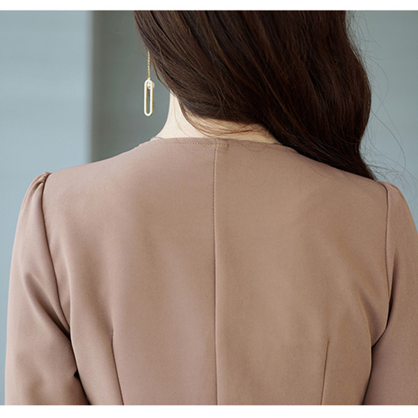 Μοντέρνο γυναικείο σετ - μπουφάν με ζώνη και παντελόνια και τσέπες 