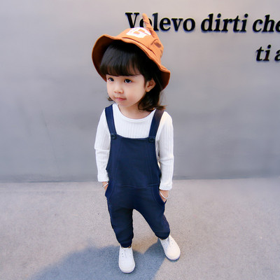 Ένα απαλό παιδικό σετ φόρμα κα ι μπλούζα σε μπλε και καφέ χρώμα