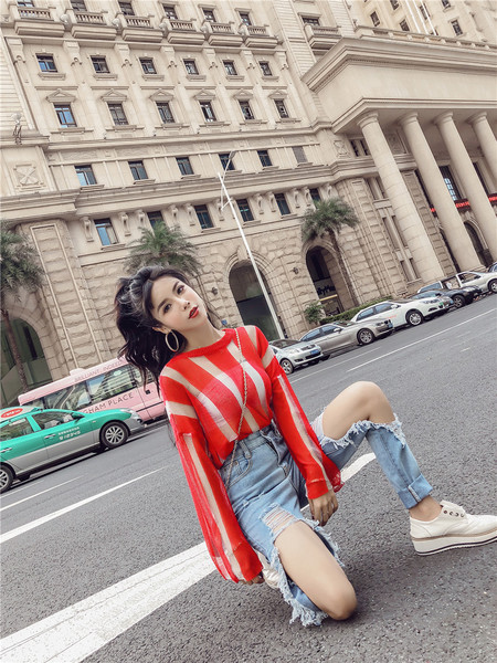 Bluza de dama cu elemente transparente si blugi rupti