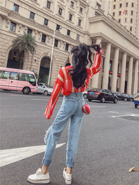 Bluza de dama cu elemente transparente si blugi rupti