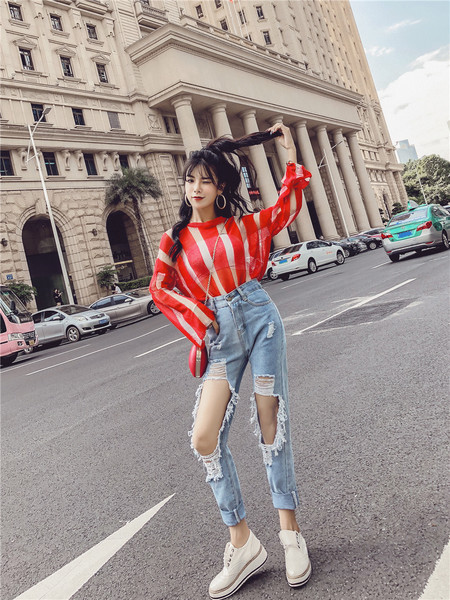 Bluza de dama cu elemente transparente si blugi rupti