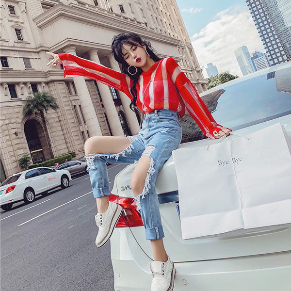 Bluza de dama cu elemente transparente si blugi rupti