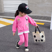 Gyerekkészlet lányoknak rózsaszínben két részből áll - emblémákkal ellátott blúz és nadrág