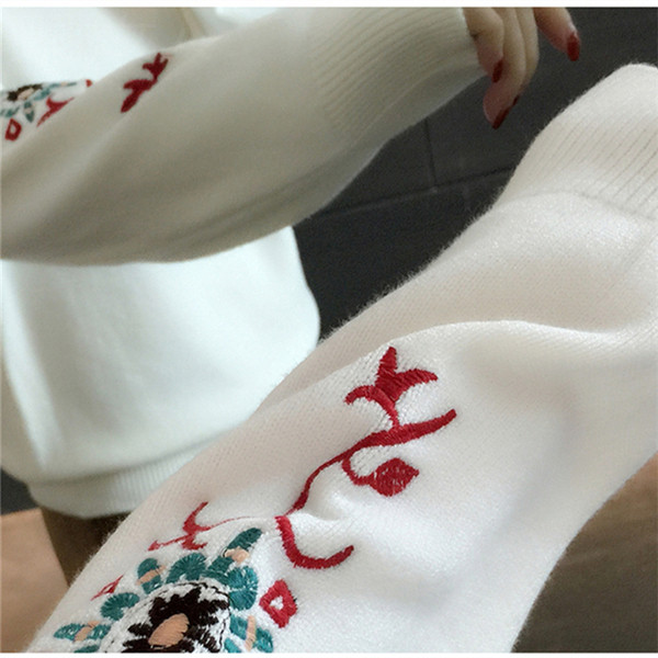 Pulover in mai multe culori cu broderie colorata