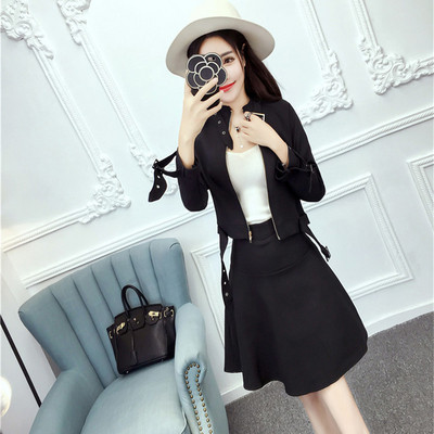 Μοντέρνο γυναικείο σύνολο  από δύο μέρη σε διάφορα χρώματα