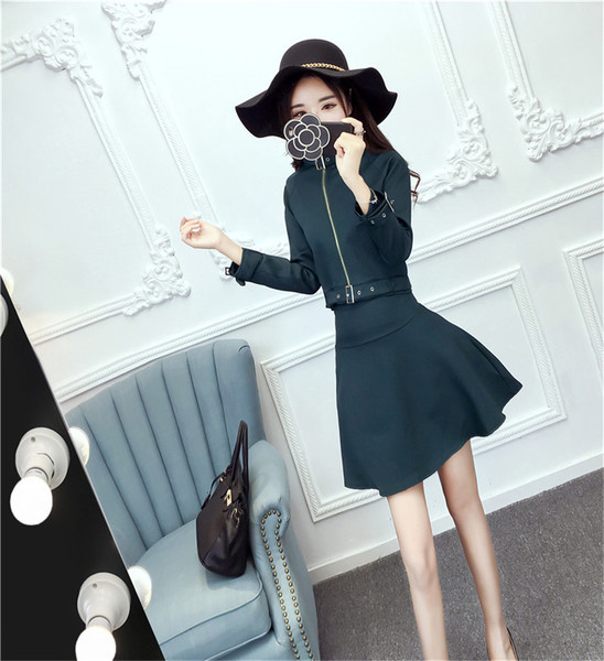 Μοντέρνο γυναικείο σύνολο  από δύο μέρη σε διάφορα χρώματα