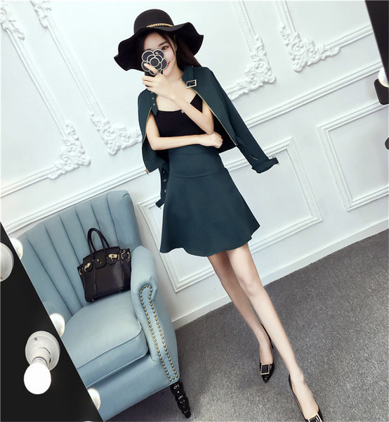 Μοντέρνο γυναικείο σύνολο  από δύο μέρη σε διάφορα χρώματα