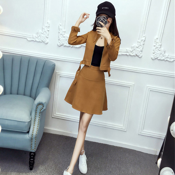 Μοντέρνο γυναικείο σύνολο  από δύο μέρη σε διάφορα χρώματα