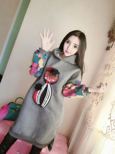 Γυναικείο  casual  φόρεμα με κουκούλα και ένα στοιχείο 3D