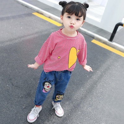 Модерен детски комплект в два модела включващ блуза с дълъг ръкав и дънки с апликации