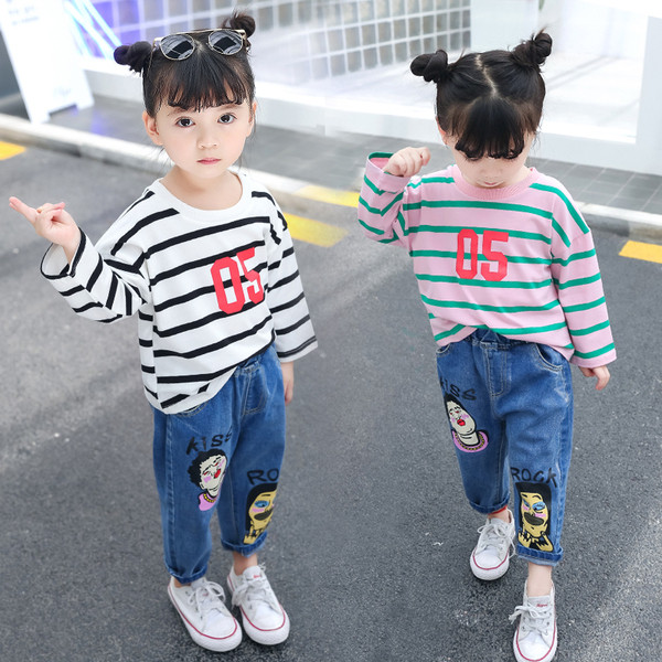 Modern gyerekszett kétféle modellben, köztük egy hosszú ujjú blúz és rátétes farmer