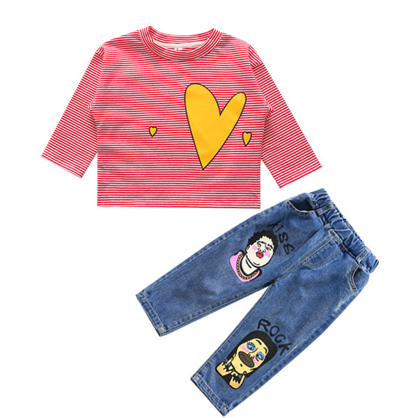 Modern gyerekszett kétféle modellben, köztük egy hosszú ujjú blúz és rátétes farmer