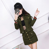 Modern női szett - kabát és szoknya dekorációs gombokkal