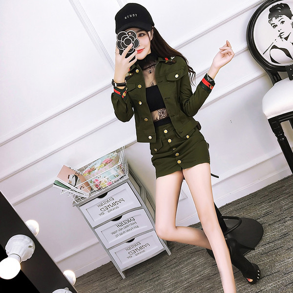 Modern női szett - kabát és szoknya dekorációs gombokkal