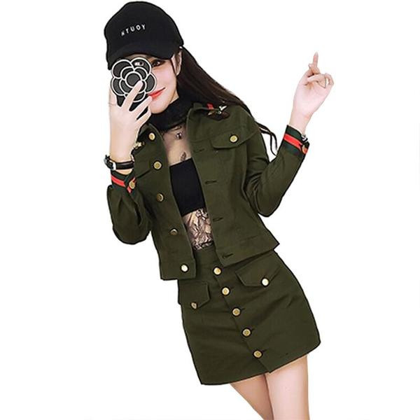 Modern női szett - kabát és szoknya dekorációs gombokkal