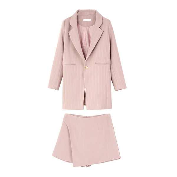 Stílusos garnitúra hosszú kabátból és rövid szoknyából