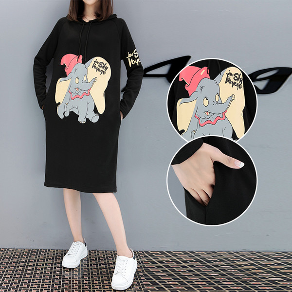 Sport-alkalmi női ruha kapucnival, színes rátéttel, fekete színben