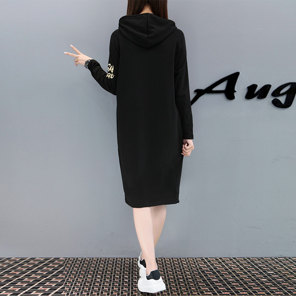 Sport-alkalmi női ruha kapucnival, színes rátéttel, fekete színben