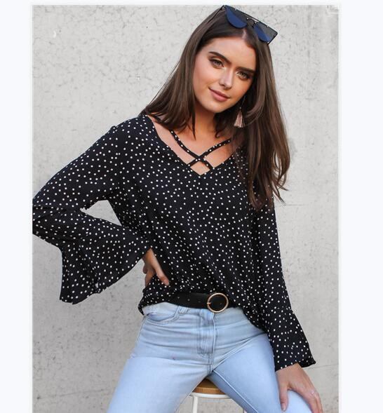 Μοντέρνο γυναικείο πουκάμισο με ντεκολτέ σε σχήμα V και μανίκι λωτού σε διάφορα χρώματα