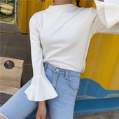 Κομψή γυναικεία μπλούζα με μανίκι λωτού σε λευκό και μαύρο χρώμα