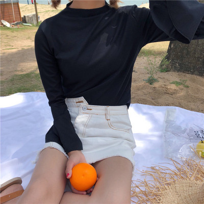 Κομψή γυναικεία μπλούζα με μανίκι λωτού σε λευκό και μαύρο χρώμα