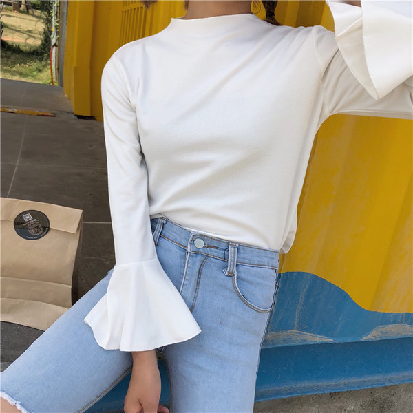 Κομψή γυναικεία μπλούζα με μανίκι λωτού σε λευκό και μαύρο χρώμα