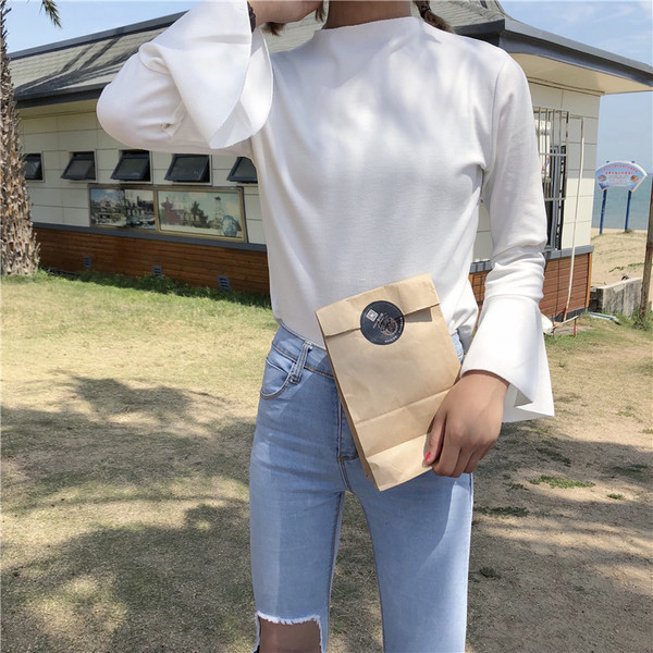 Κομψή γυναικεία μπλούζα με μανίκι λωτού σε λευκό και μαύρο χρώμα