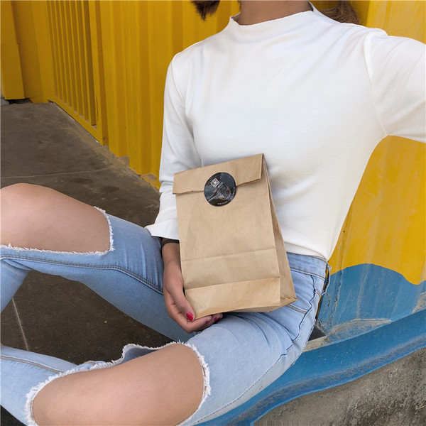 Κομψή γυναικεία μπλούζα με μανίκι λωτού σε λευκό και μαύρο χρώμα