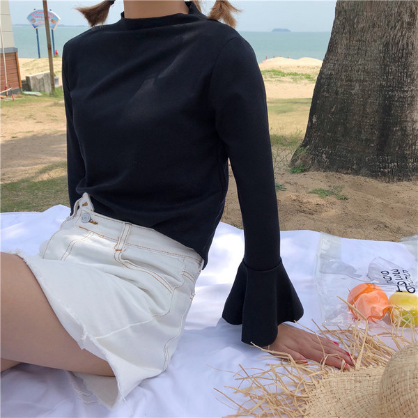 Κομψή γυναικεία μπλούζα με μανίκι λωτού σε λευκό και μαύρο χρώμα