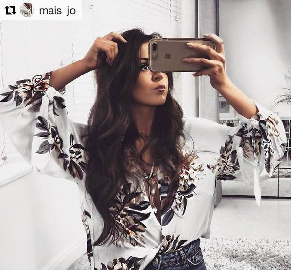 Cămașă elegantă de damă, cu decolteu în V adânc și motive florale în două culori