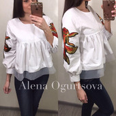 Modern női blúz tüll elemmel és flitterekkel, fekete-fehér színben