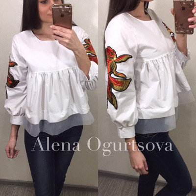 Modern női blúz tüll elemmel és flitterekkel, fekete-fehér színben