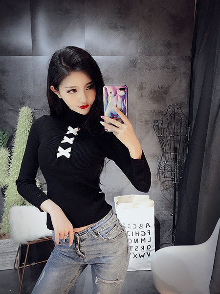 Stílusos női blúz dekorációs nyakkendőkkel, két színben