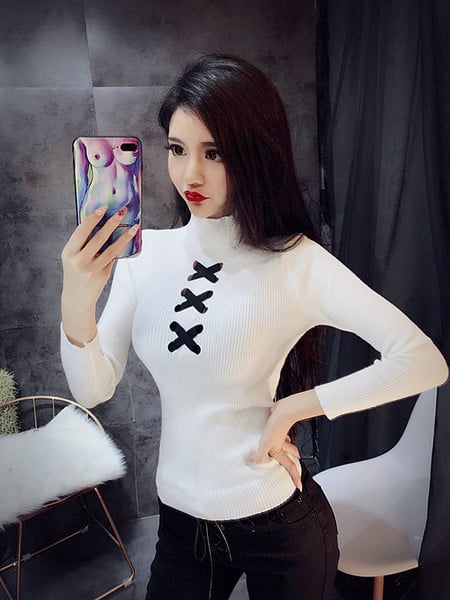 Stílusos női blúz dekorációs nyakkendőkkel, két színben