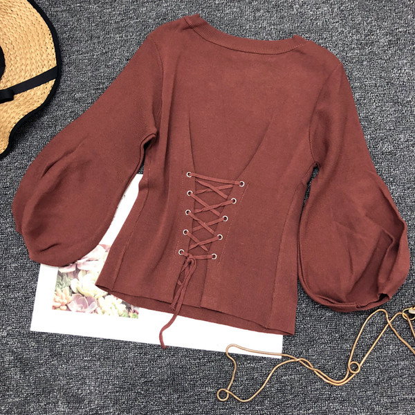 Κομψή γυναικεία μπλούζα με τρίχρωμους δεσμούς