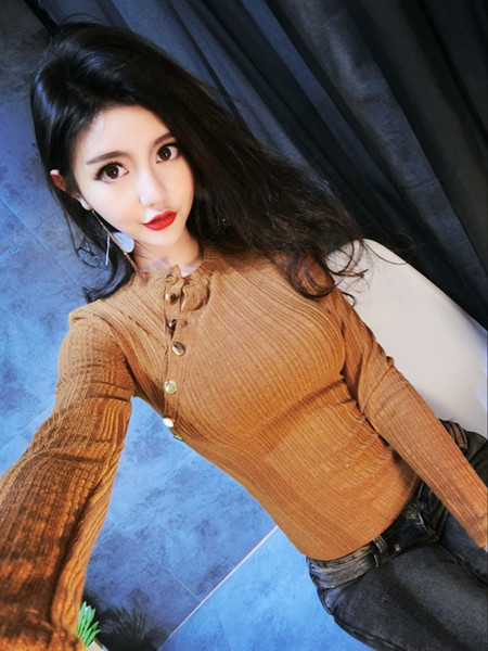 Μοντέρνα γυναικεία μπλούζα με μεταλλικά στοιχεία σε τρία χρώματα